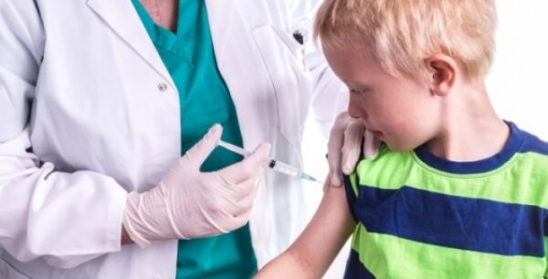 Εμβόλια: Ποια είναι τα υποχρεωτικά, πόσο διαρκούν, γιατί είναι προτιμότερα τα πολυδύναμα