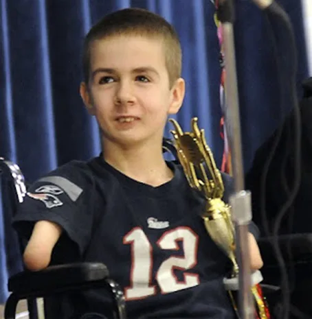 Με όπλο τη δύναμη της ψυχής – Παιδί χωρίς χέρια κέρδισε σε διαγωνισμό καλλιγραφίας