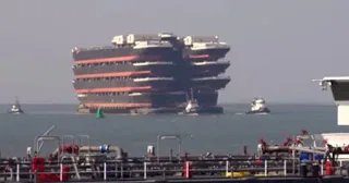 Δείτε πως μεταφέρονται 13 τεράστια πλοία που δεν πλέουν στη θάλασσα! Ένα βίντεο που προκαλεί δέος…