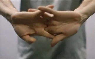 Τι συμβαίνει όταν «σπάμε» τα δάχτυλα – Πόσο αθώα είναι αυτή η συνήθεια;