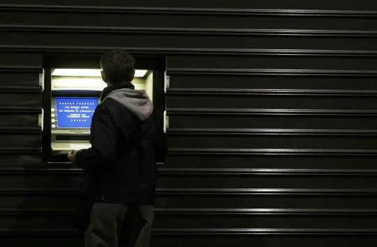 Σενάρια τρόμου – Κλειστές τράπεζες, αναλήψεις μόνο 100 ευρώ και το σχέδιο… “Μαύρος Κύκνος”