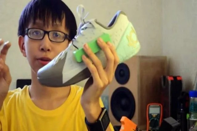 15χρονος κατασκεύασε  παπούτσια που… φορτίζουν το κινητό σας