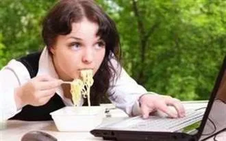 Παχαίνουμε όταν τρώμε μπροστά στον υπολογιστή Δείτε γιατί