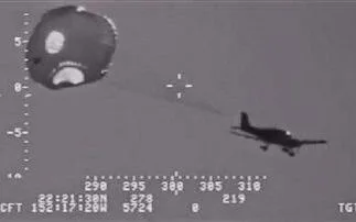 Αεροπλάνο μένει από καύσιμα και πέφτει στη θάλασσα~ VIDEO