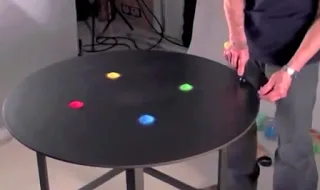 ΕΡΙΞΕ ΣΤΟ ΤΡΑΠΕΖΙ ΧΡΩΜΑΤΙΣΜΕΝΗ ΑΜΜΟ ΚΑΙ ΕΚΑΝΕ ΑΠΙΣΤΕΥΤΑ ΣΧΕΔΙΑ. VIDEO