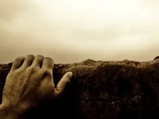 ΟΠΟΙΟΣ ΣΚΑΒΕΙ ΤΟΝ ΛΑΚΚΟ ΤΟΥ ΑΛΛΟΥ ΠΕΦΤΕΙ Ο ΙΔΙΟΣ ΜΕΣΑ