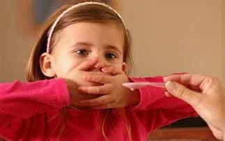 Μη δίνετε στα παιδιά τα φάρμακα με το κουταλάκι.. Δείτε γιατί …