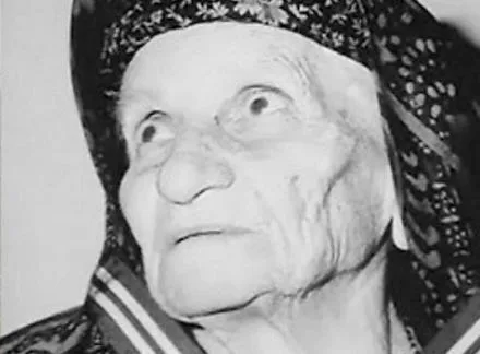 Η Κυρά της Ρω: η γυναίκα που ύψωνε καθημερινά επί 40 χρόνια την ελληνική σημαία  στην ακριτική νησίδα της Ρω