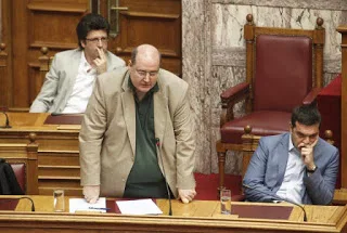 Μαθητές επιτέθηκαν στον Φίλη για τα Αρχαία, τα Θρησκευτικά και τις παρελάσεις