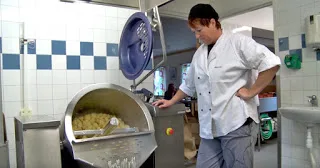 Πώς φτιάχνεται το σχολικό φαγητό σε κυλικείο της Σουηδίας!