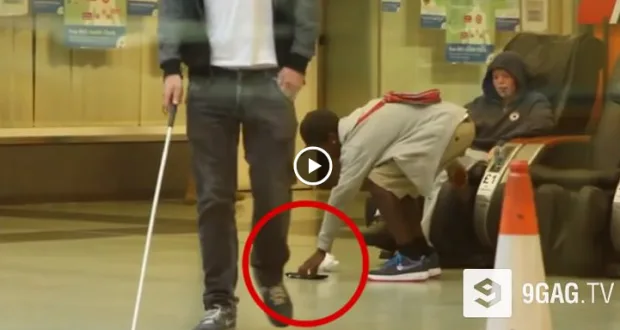 Ένας “τυφλός” ρίχνει καταλάθος το πορτοφόλι του για να δεί πόσοι άνθρωποι θα του το επιστρέψουν – Δείτε το αποτέλεσμα