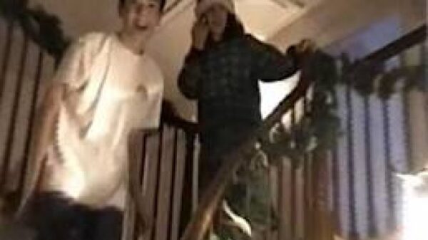 ΣΥΓΚΛΟΝΙΣΤΙΚΟ ΒΙΝΤΕΟ !! Επί 25 χρόνια βιντεοσκοπούσε τα παιδιά του Χριστούγεννα  !!