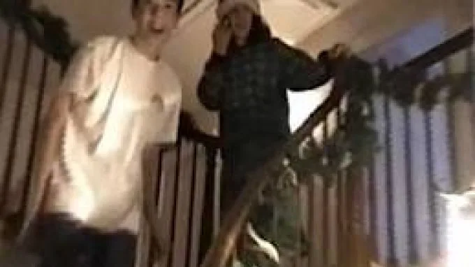 ΣΥΓΚΛΟΝΙΣΤΙΚΟ ΒΙΝΤΕΟ !! Επί 25 χρόνια βιντεοσκοπούσε τα παιδιά του Χριστούγεννα  !!