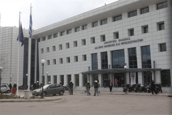 “Σύμφωνα με το νέο ωρολόγιο πρόγραμμα της Δ/θμιας Εκπ/σης, προτίθεστε να καταργήσετε εκ νέου οργανικές θέσεις εκπ/κών και να οδηγήσετε κι άλλους στη διαθεσιμότητα κε Υπουργέ;”… ΕΡΩΤΗΣΗ ΣΤΗ ΒΟΥΛΗ ΑΠΟ ΤΗ ΒΟΥΛΕΥΤΗ ΤΩΝ ΑΝ.ΕΛΛ. Σ. ΞΟΥΛΙΔΟΥ