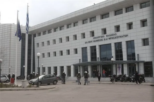 “Σύμφωνα με το νέο ωρολόγιο πρόγραμμα της Δ/θμιας Εκπ/σης, προτίθεστε να καταργήσετε εκ νέου οργανικές θέσεις εκπ/κών και να οδηγήσετε κι άλλους στη διαθεσιμότητα κε Υπουργέ;”… ΕΡΩΤΗΣΗ ΣΤΗ ΒΟΥΛΗ ΑΠΟ ΤΗ ΒΟΥΛΕΥΤΗ ΤΩΝ ΑΝ.ΕΛΛ. Σ. ΞΟΥΛΙΔΟΥ