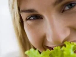 4 τροφές που «σκοτώνουν» το κοιλιακό λίπος