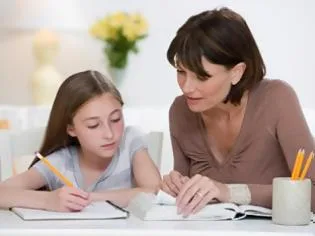 Πώς να βελτιώσετε τη συνεργασία με το παιδί σας στο σπίτι; Πρακτικές συμβουλές για να πείσετε τα παιδιά να τελειώσουν τα μαθήματα τους!