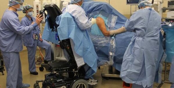 Αν και παράλυτος, συνεχίζει να χειρουργεί και να δίνει μαθήματα ζωής