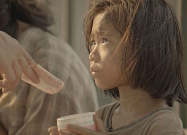 Υπέροχο βίντεο: Αφανής ήρωας κάνει μικρές καθημερινές καλές πράξεις