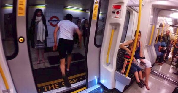 Νεαρός έτρεξε από τον ένα σταθμό του Μετρό στον επόμενο, προλαβαίνοντας τον ίδιο συρμό! (Video)