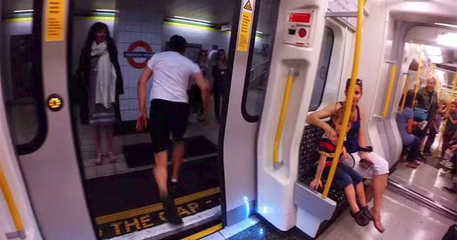 Νεαρός έτρεξε από τον ένα σταθμό του Μετρό στον επόμενο, προλαβαίνοντας τον ίδιο συρμό! (Video)