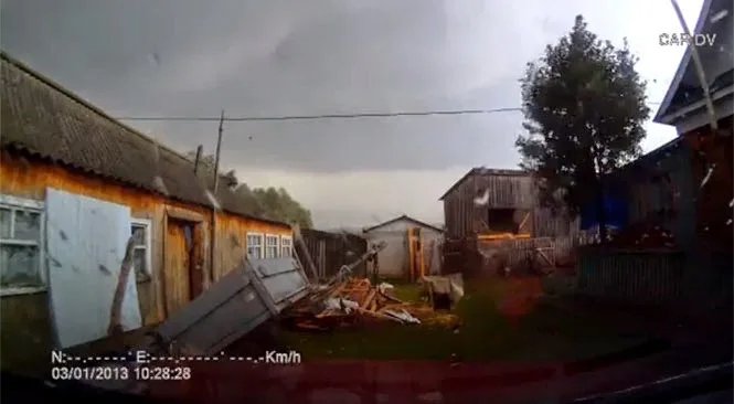 Ανεμοστρόβιλος καταστρέφει ολοκληρωτικά μια γειτονιά σε δευτερόλεπτα [Video]