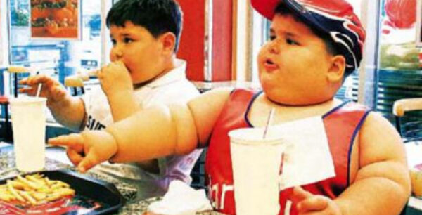 Φόρος στα αναψυκτικά με πρόσθετη ζάχαρη για την αντιμετώπιση της παιδικής παχυσαρκίας