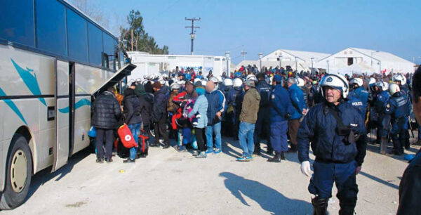 Ελληνικά λεξικά στους πρόσφυγες από τον Γ.Μουζάλα