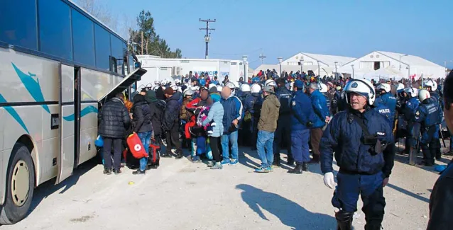Ελληνικά λεξικά στους πρόσφυγες από τον Γ.Μουζάλα