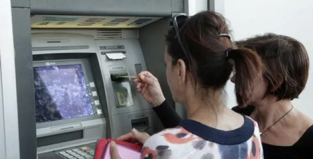 Ξεχάστε τα ΑΤΜ που ξέρατε – Αλλάζουν όλες οι συναλλαγές που θα κάνετε με κάρτα