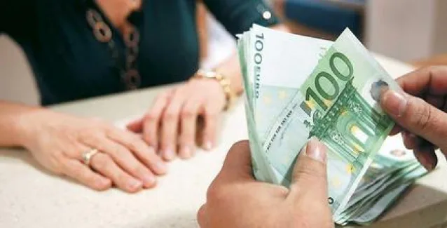 Μετρητά τέλος για συναλλαγές που θα ξεπερνούν τα 500 ευρώ