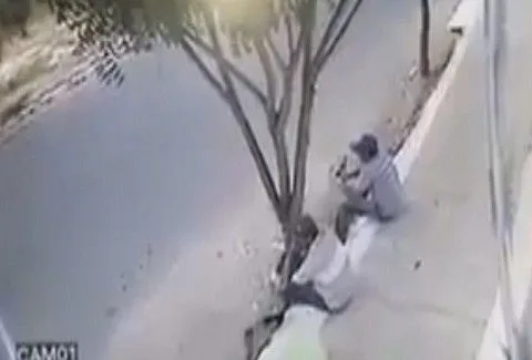 KOBEI THN ANAΣΑ: Δείτε πώς γλίτωσαν αυτοί οι τρεις άνδρες απότρομακτικό ατύχημα! (VIDEO)