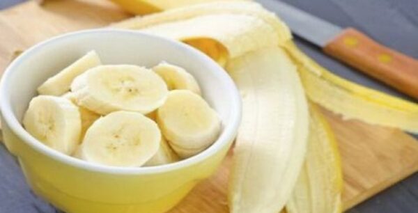 Οφείλεις να ξεκινάς την ημέρα σου με μια μπανάνα και ένα ποτήρι ζεστό νερό. Και αυτός είναι ο λόγος