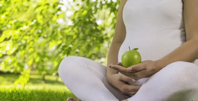 Αντιμετωπίστε με φυσικό τρόπο τις καούρες και τη δυσπεψία στην εγκυμοσύνη