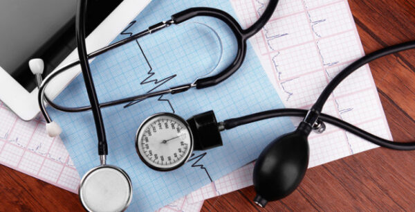 Υπέρταση: Οι ειδικοί συστήνουν τι να αυξήσετε και τι να βγάλετε από τη διατροφή σας