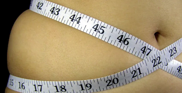 Λίπος στην κοιλιά: Πέντε λόγοι που το προκαλούν πλην της διατροφής