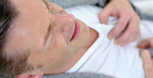 Πόνος στο στήθος: Πότε «δείχνει» έμφραγμα και πότε καούρα