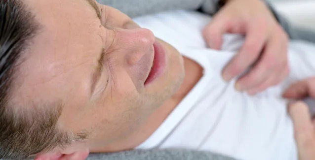 Πόνος στο στήθος: Πότε «δείχνει» έμφραγμα και πότε καούρα