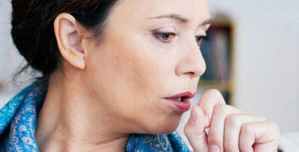 Βήχας και πόνος στο λαιμό: Πότε πρέπει να συμβουλευτείτε γιατρό