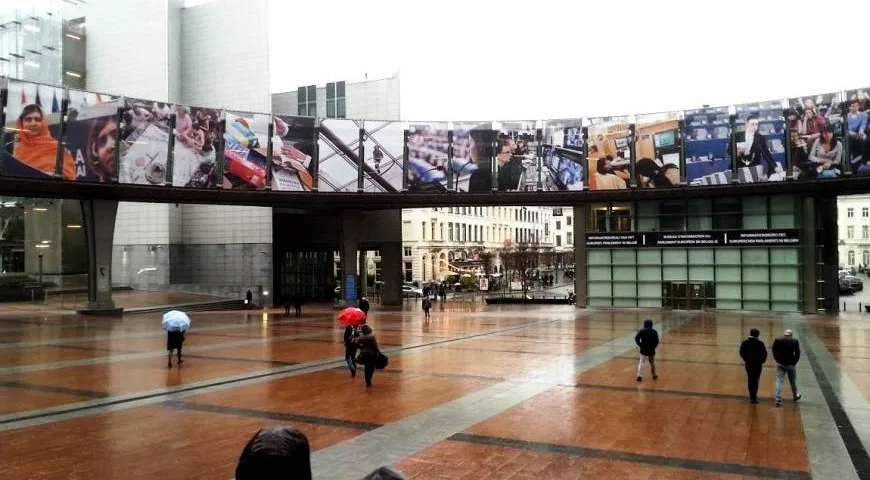 Εκδρομή Λυκείου στις Βρυξέλλες με …χορηγό χρυσαυγίτη Ευρωβουλευτή!