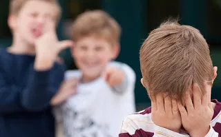 Bullying: 10 σημάδια που ΠΡΕΠΕΙ να σε βάλουν σε υποψία