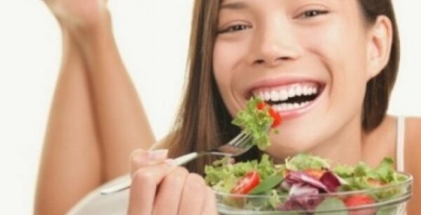 Θέλεις να χάσεις πιο γρήγορα βάρος; Τότε πρόσθεσε αυτές τις τροφές στη σαλάτα σου