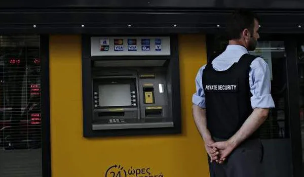 Capital controls: Τα μεσάνυχτα της Παρασκευής ανανεώνεται το όριο των 840 ευρώ