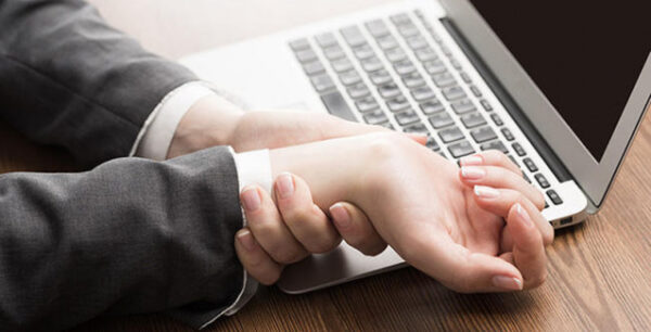 Χέρια και πόδια που μουδιάζουν: 7 πιθανοί λόγοι