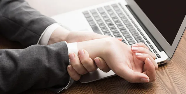 Χέρια και πόδια που μουδιάζουν: 7 πιθανοί λόγοι