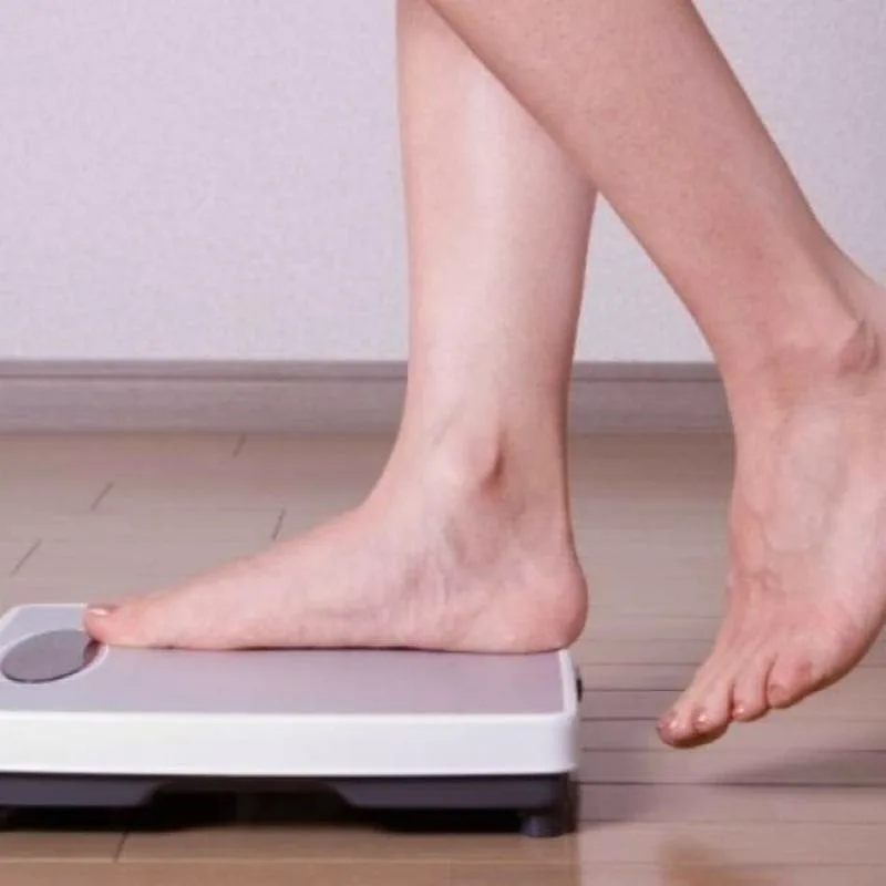 Γιατί η ζυγαριά μας δείχνει πιο αδύνατους το πρωί;