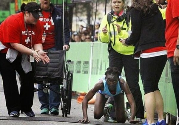 VIDEO: Η συγκλονιστική πλευρά του αθλητισμού – Τερμάτισε μπουσουλώντας!