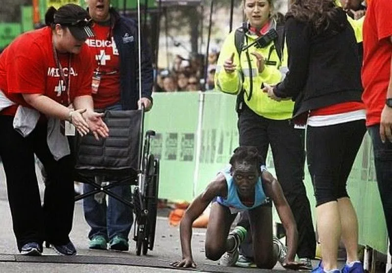 VIDEO: Η συγκλονιστική πλευρά του αθλητισμού – Τερμάτισε μπουσουλώντας!