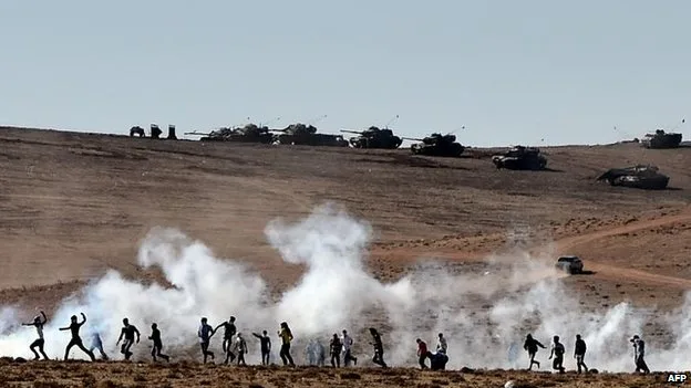 Συγκλονιστική φωτογραφία: Κούρδοι πετούν πέτρες στα τουρκικά άρματα…