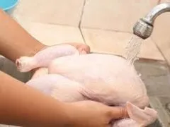 Υγιεινή: Γιατί δεν πρέπει ποτέ να πλένετε το κοτόπουλο πριν το μαγειρέψετε